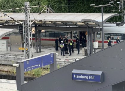 Po útoku nožem je v Hamburku sedmnáct zraněných