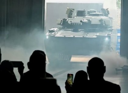 Švédové ukázali prvního obrněnce CV90 pro českou armádu