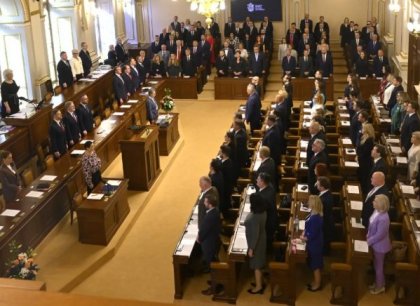 Poslanci složili slib. Tři se vzdali mandátu