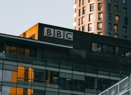 Rezignace šéfa BBC hýbe britskou politikou i médii
