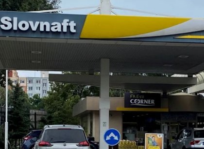 Maďarská výjimka z amerických sankcí na ropu platí i pro slovenskou rafinerii