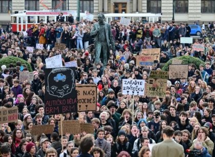 Studenti po Česku protestovali proti Motoristům v čele resortu životního prostředí