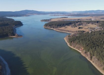 Nízká hladina Lipna odhalila nelegální výpustě