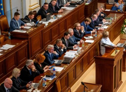 Sněmovna druhým dnem jedná o důvěře vládě