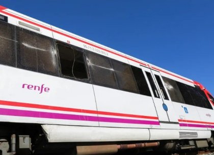 Na jihu Španělska narazil vlak do jeřábu