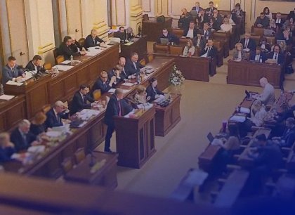 Sněmovna jedná o nedůvěře vládě