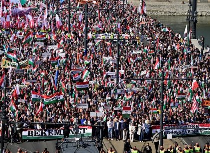 Příznivci Orbána i Magyara vyšli do ulic Budapešti