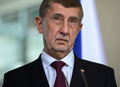 Na summit NATO chce jet premiér