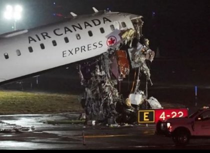 Na newyorském letišti se srazilo letadlo s hasičským vozem