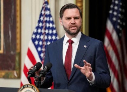 Vance vyzval papeže, aby se nevměšoval do záležitostí USA