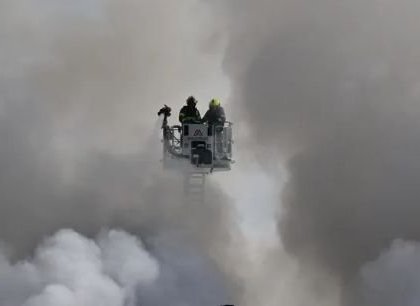 Hasiči druhým dnem zasahují ve skladu plastů v Brně