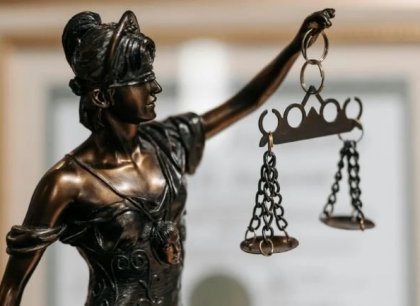 Soud uvalil další vazbu za žhářský útok v Pardubicích