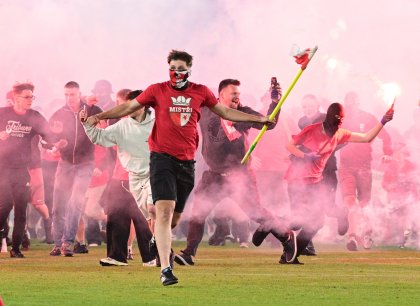 Policie vyšetřuje napadení fotbalistů v pražském derby