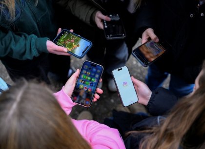 Školy omezují používání mobilů