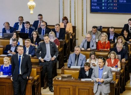 Poslankyně čelí osobnějším výpadům než poslanci