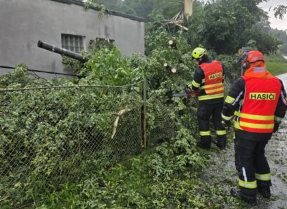 Hasiči kvůli sobotním bouřkám vyjížděli ke stovkám událostí