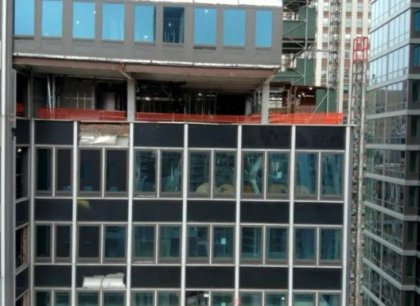 V mrakodrapu na Manhattanu se ohnuly nosné sloupy