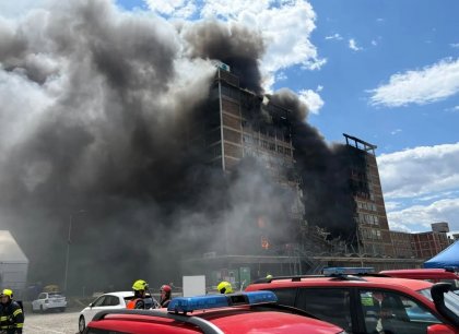 Části hořící budovy v bývalém baťovském areálu se zřítily