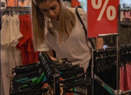 Velké podniky už v EU nesmí likvidovat neprodané oblečení