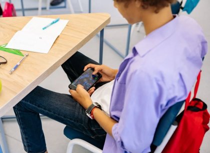 Vláda podpořila zákaz používání mobilů ve školách