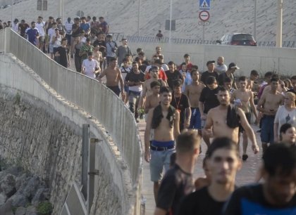 Do Ceuty pronikly z Maroka za den desítky tisíc lidí