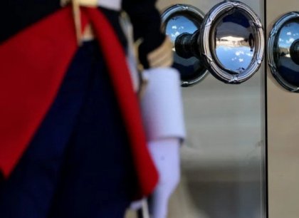 Francouzské úřady vyšetřují sebevraždy v okolí premiéra