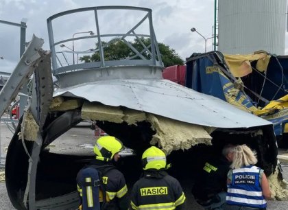 Výbuch urval víko průmyslové nádrže v Otrokovicích