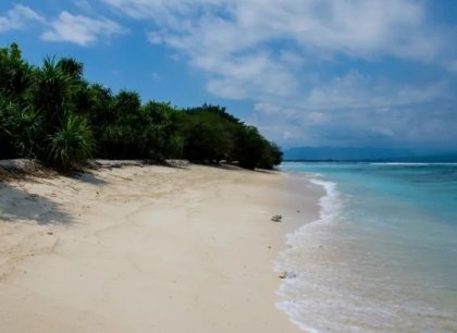Turista se natočil na pláži na Bali v Den ticha
