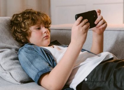 EU navrhne zákaz sociálních sítí pro děti mladší 13 let