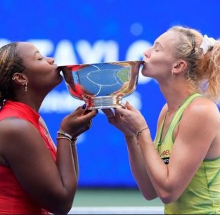 Siniaková si z US Open odváží další deblový titul